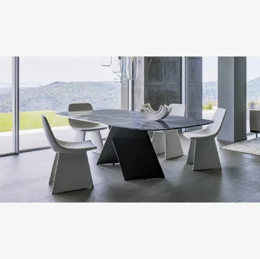 Tavolo Ax con top in ceramica di Bonaldo