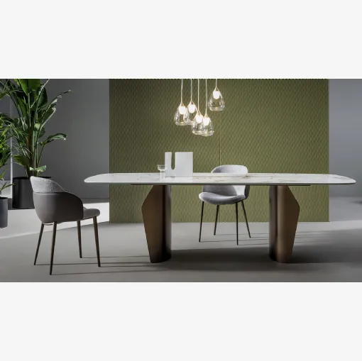 Tavolo Flame in ceramica con base in metallo di Bonaldo