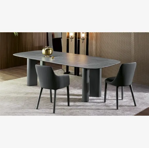 Tavolo Geometric Table con piano in ceramica e base in metallo di Bonaldo