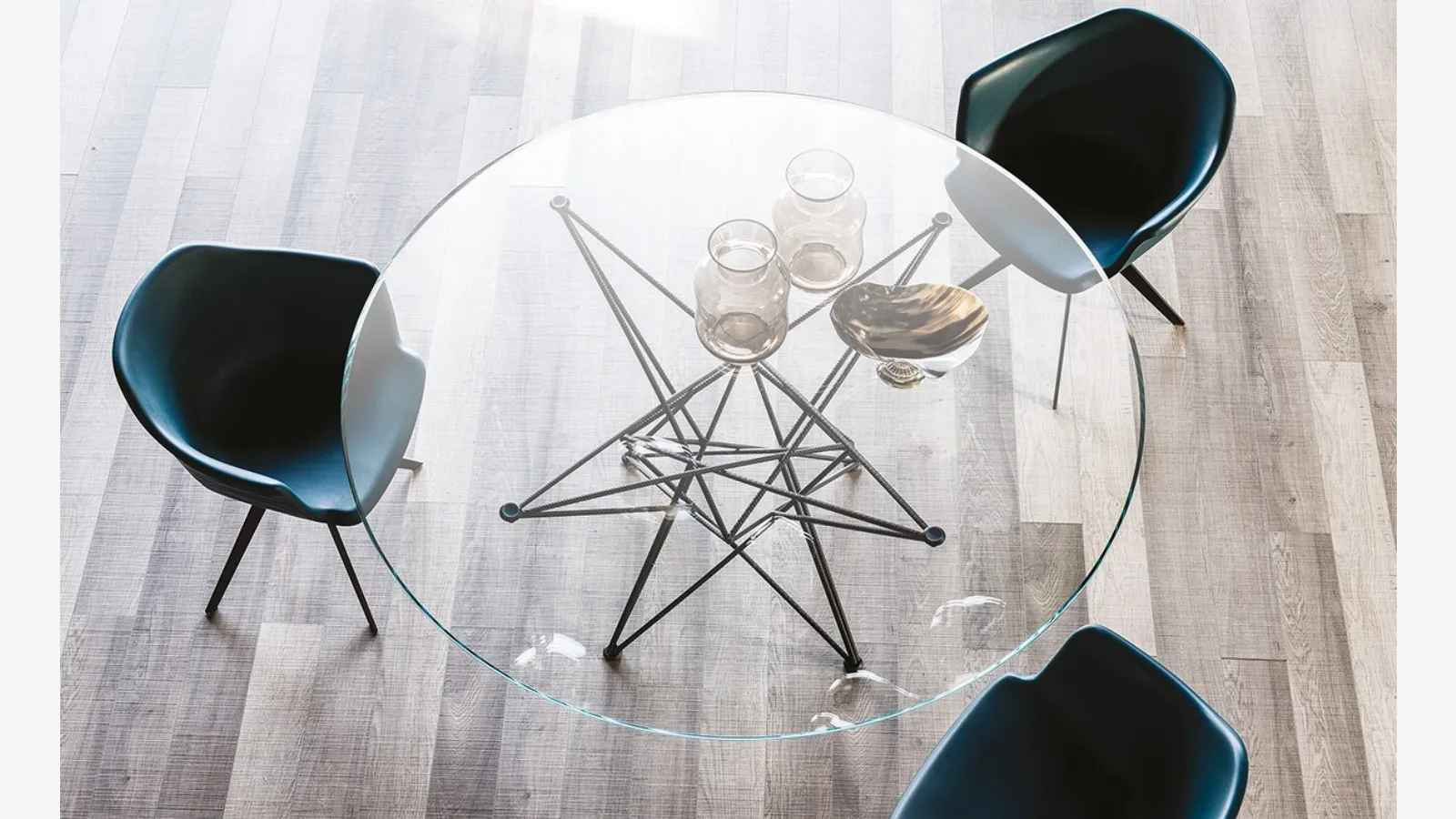 Tavolo con base in acciaio e piano in cristallo bisellato Gordon di Cattelan Italia