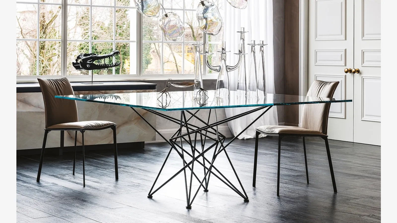 Tavolo con base in acciaio e piano in cristallo bisellato Gordon di Cattelan Italia