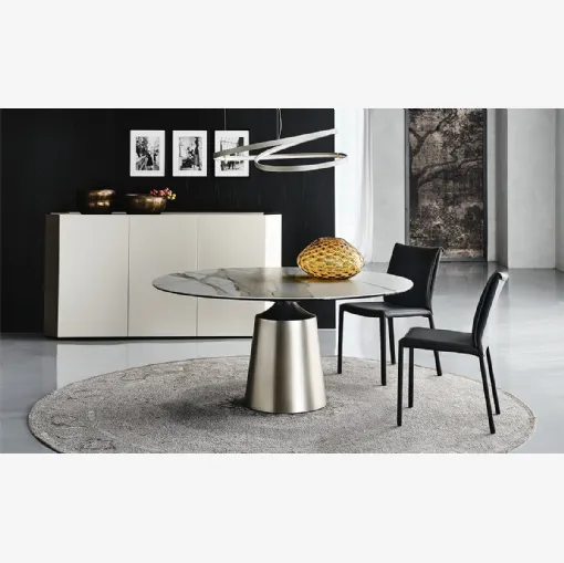 Tavolo rotondo con base monolite in acciaio verniciato e piano in ceramica Yoda Keramik di Cattelan Italia