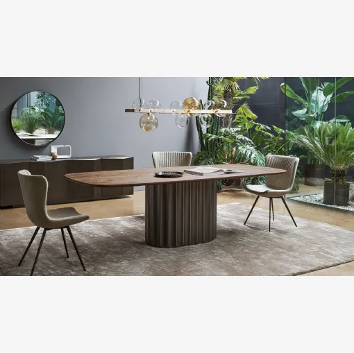 Tavolo Dorian Table con top in legno e base in poliuretano finitura bronzo spazzolato di Bonaldo