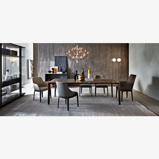 Tavolo allungabile Filigree con top in Marmo Emperador Dark e base in Essenza Eucalipto di Molteni & C