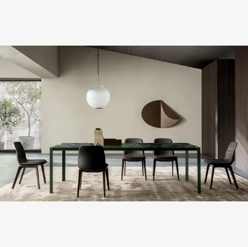 Tavolo Half A Square con top in Marmo Green Alpine e base in metallo Verde satinato di Molteni & C