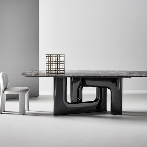Tavolo di design Liaison con top in marmo e base in poliuretano di Bonaldo