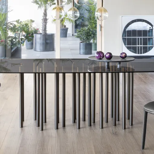 Tavolo Mille con top in cristallo e base in metallo verniciato di Bonaldo