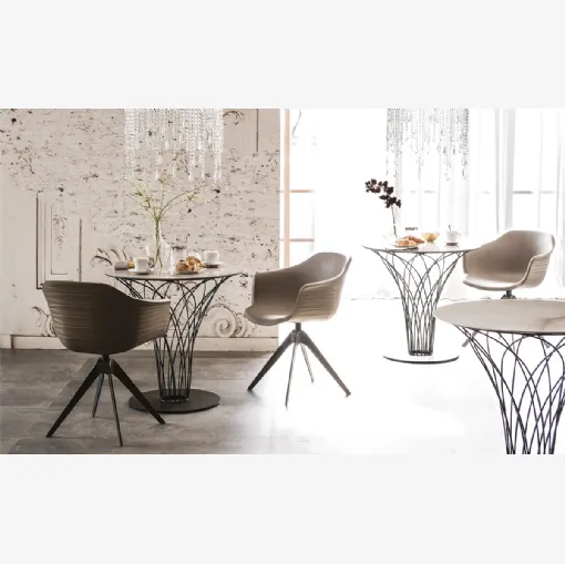 Tavolo rotondo con top in ceramica Marmi e base in acciaio intrecciato Nido Keramik Bistrò di Cattelan Italia