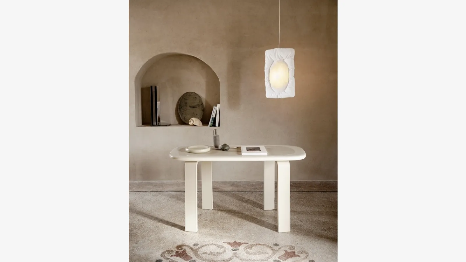 Tavolo Orbit in laccato con inserto e gambe in pelle di Tacchini