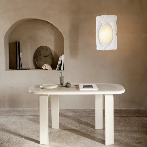 Tavolo Orbit in laccato con inserto e gambe in pelle di Tacchini