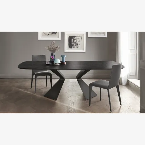Tavolo Prora con top in legno e base in metallo di Bonaldo