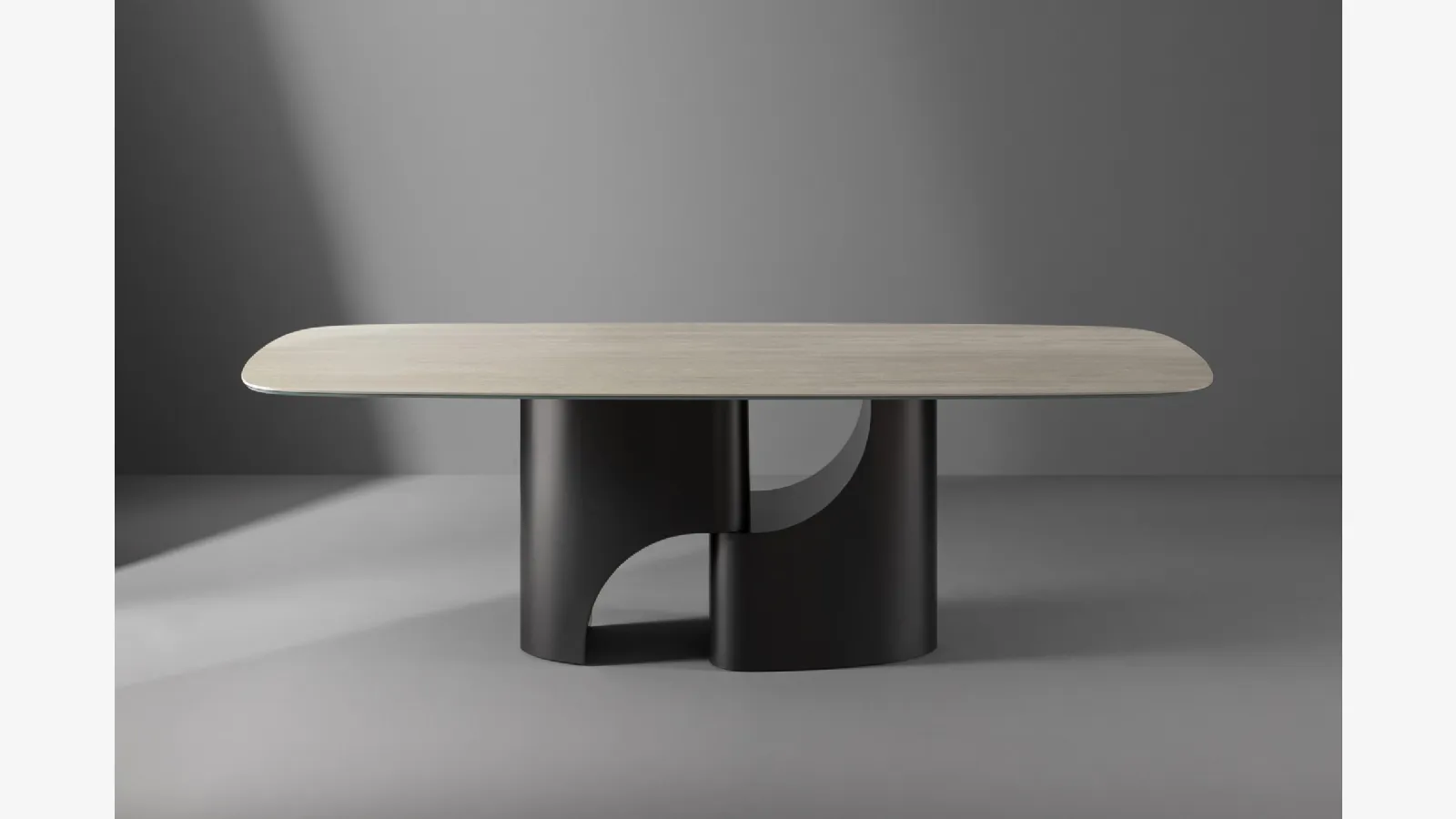 Tavolo Taijitu con piano in marmo e base in metallo di Bonaldo