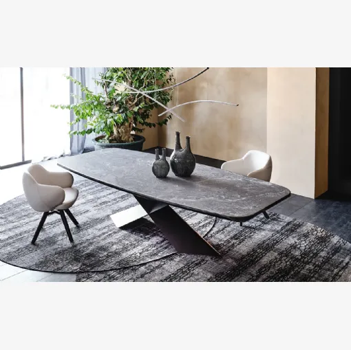Tavolo con base in metallo e piano in ceramica Tyron Keramik Premium di Cattelan Italia