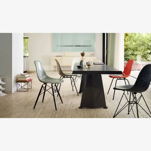 Tavolo con top in laminato e basamento in lamiera d'acciaio pressopiegata Trapeze di Vitra