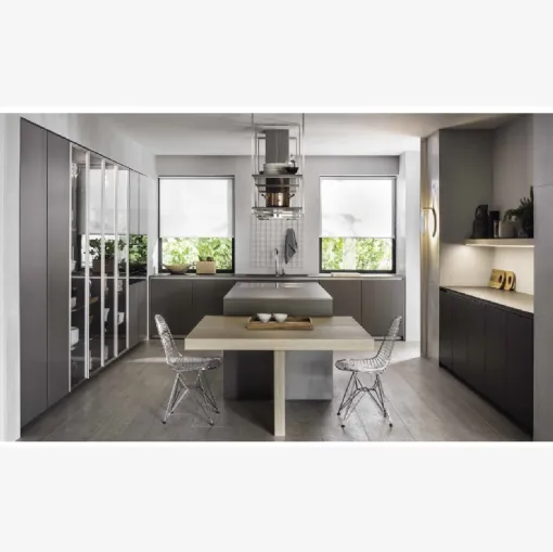 Cucina Design con isola HiLine 6 Grigio Londra, snack in Rovere e colonne in laccato opaco e vetro di Molteni & C