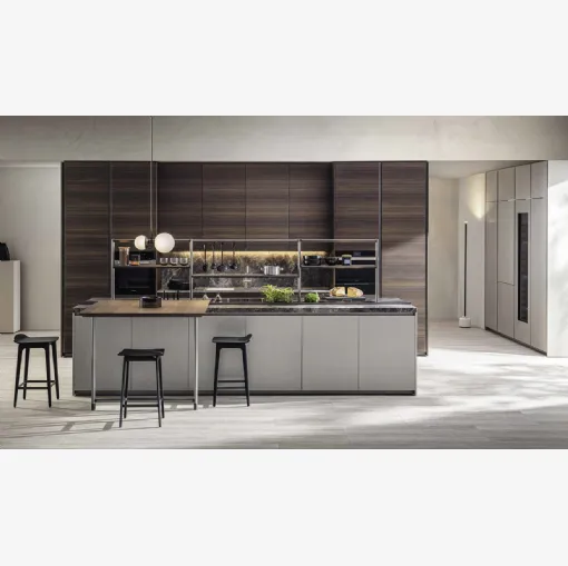 Cucina Design con isola HiLine 6 Laccato Titan con colonne in Eucalipto di Molteni & C