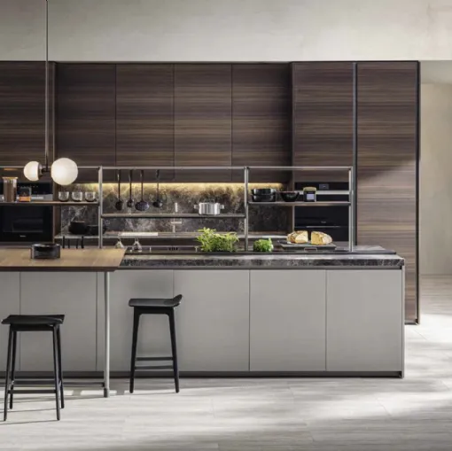 Cucina Design con isola Hi-Line 6 Laccato Titan con colonne in Eucalipto di Molteni & C