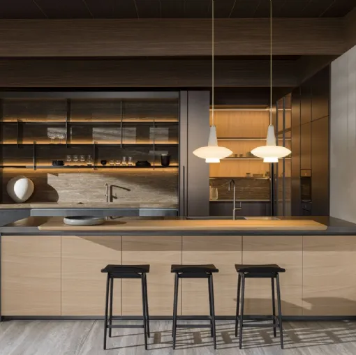 Cucina Design con penisola Hi-Line 6 Rovere Sunrise con top in marmo travertino di Molteni & C