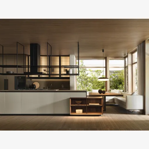 Cucina Design con isola Prime con anta sagomata nella parte superiore, pensili in Vetro e snack in Noce scuro di Molteni & C
