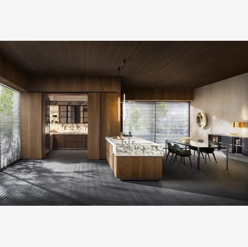 Cucina Design con penisola Ratio in Rovere Thermo e Vetro con top in marmo di Molteni & C
