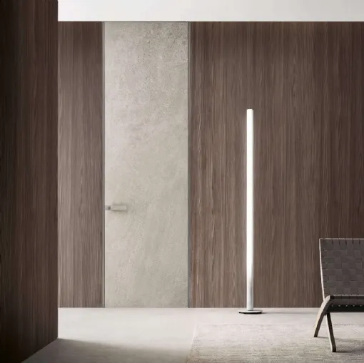 Porta a filo muro per interni Moon in finitura gres crema con struttura in alluminio finitura Platino di Rimadesio