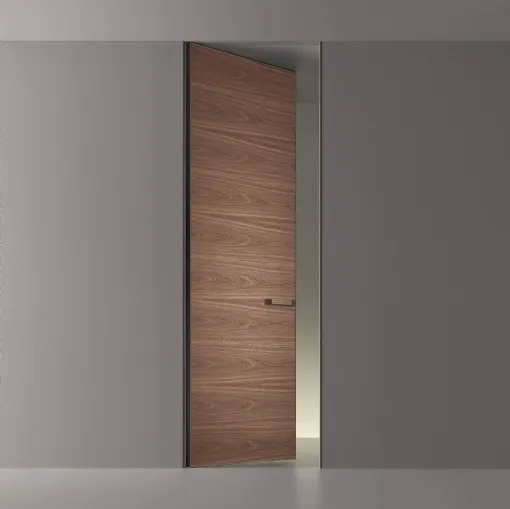 Porta a filo muro per interni Moon in Noce con struttura in metallo finitura Peltro di Rimadesio