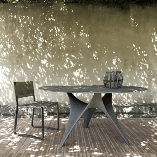 Tavolo rotondo di design Arc realizzato interamente in cemento di Molteni & C
