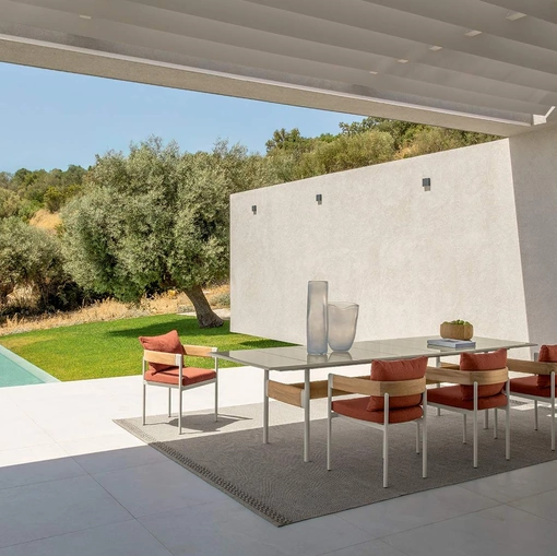 Tavolo in gres e Sedie in legno e tessuto Flow di Talenti