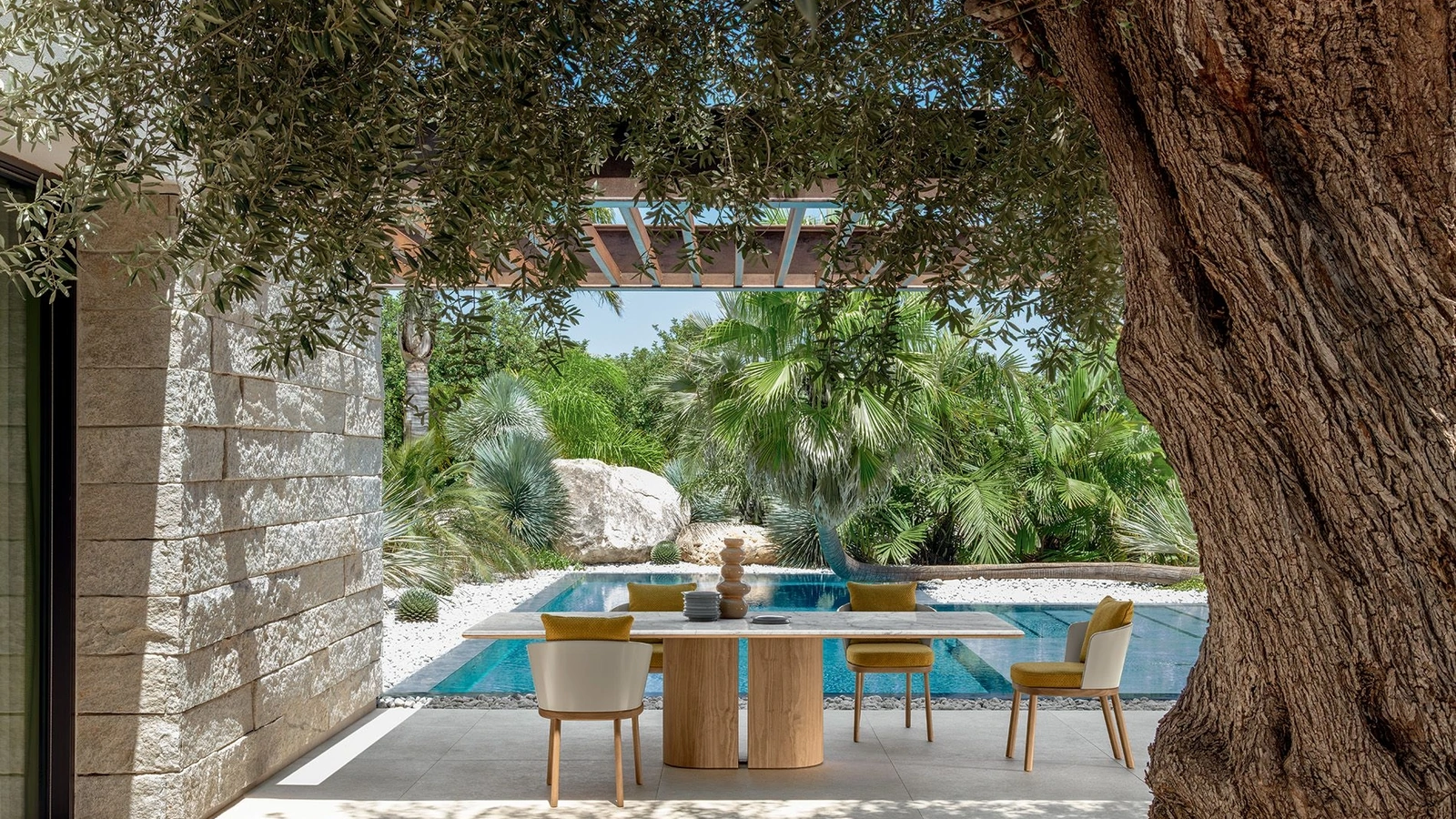 Tavolo in marmo e legno e Sedie in poliuretano e legno Itaca di Talenti