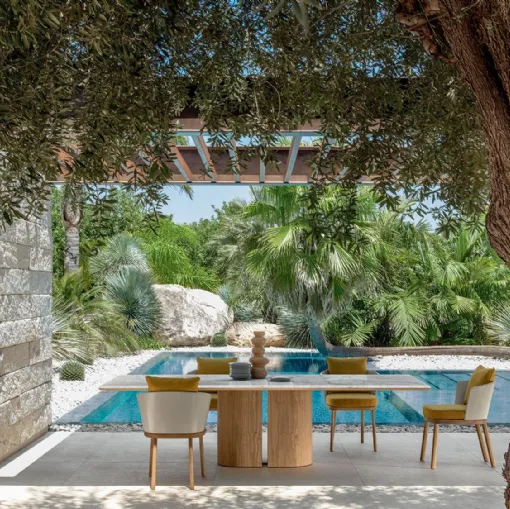 Tavolo in marmo e legno e Sedie in poliuretano e legno Itaca di Talenti