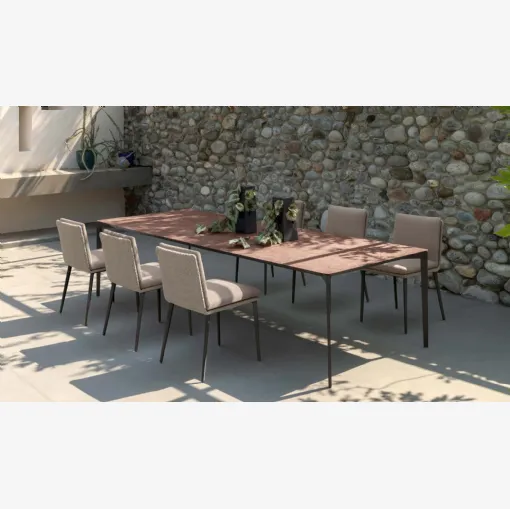 Tavolo in laminato e metallo con Sedie imbottite Leaf di Talenti