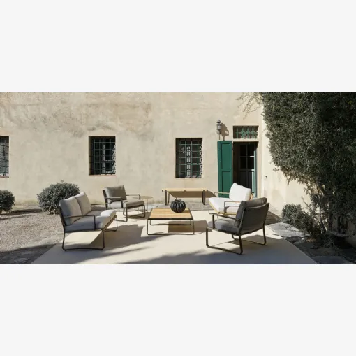 Divano lineare e poltroncina in tessuto imbottito con base in alluminio Phoenix di Molteni & C
