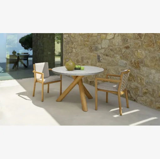 Tavolo in graniglia e legno con Sedie in legno e tessuto Prichi di Talenti
