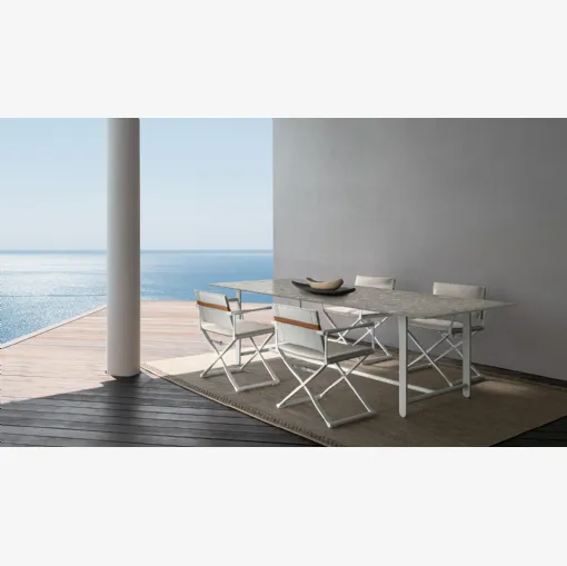 Tavolo in gres con sedie in tessuto Riviera di Talenti