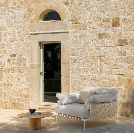 Poltroncina in tessuto imbottito con tavolino in legno Salinas di Talenti