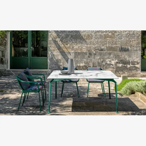 Tavolo in gres e alluminio con sedie in tessuto e alluminio Cruise Alu di Talenti