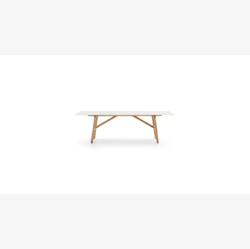 Tavolo Isamu con top in gres Calce Bianca e base in legno di Ditre Italia