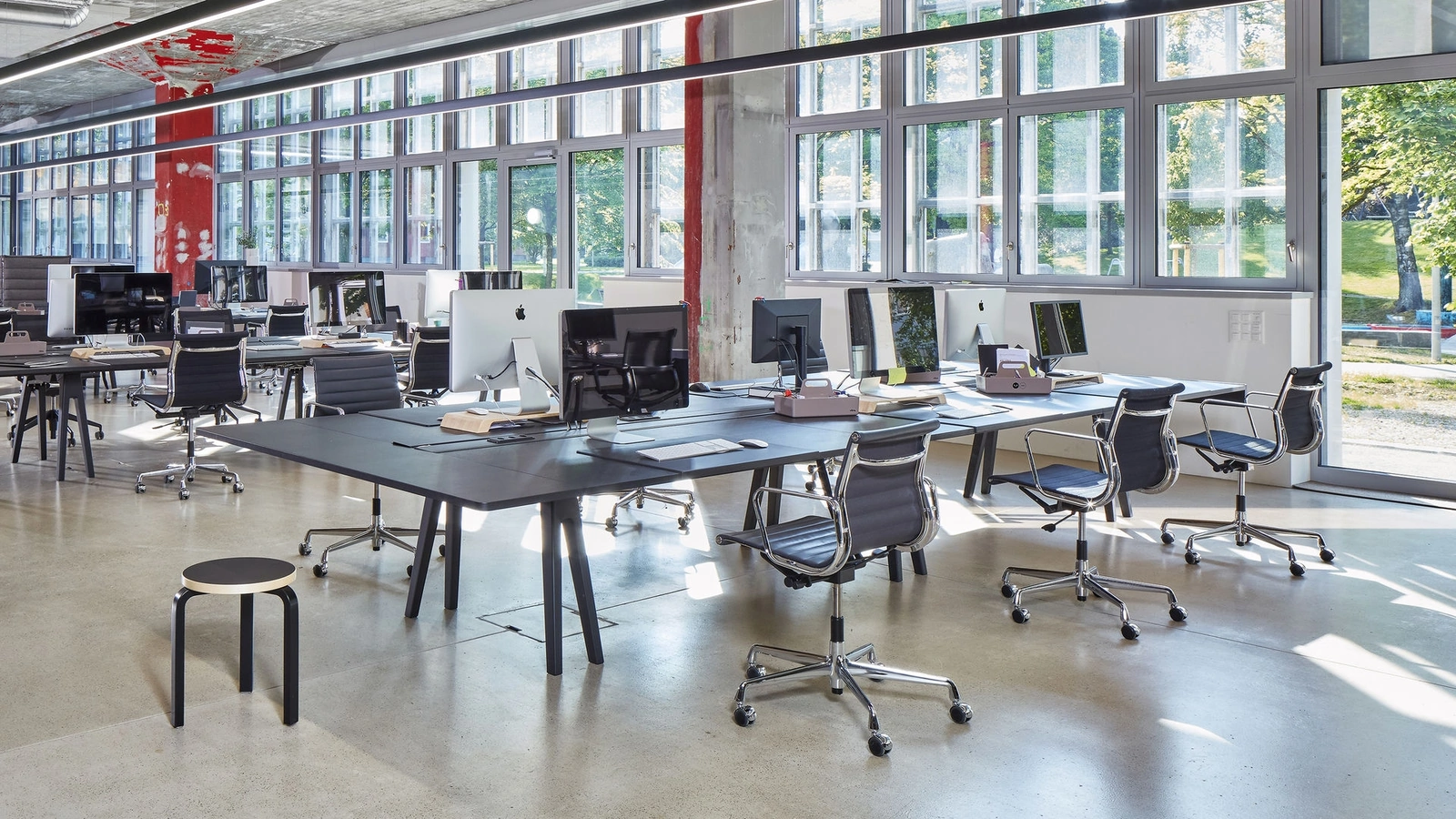 Seduta Operativa Aluminium Chairs EA Work di Vitra