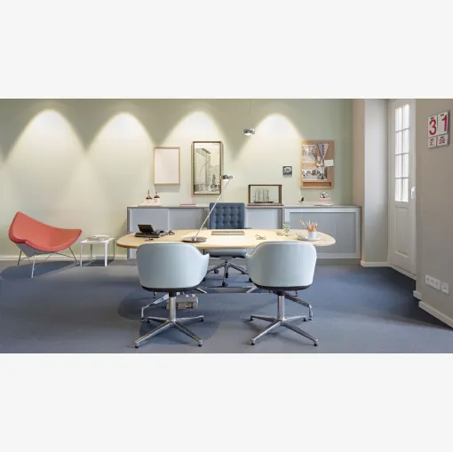 Scrivania Direzionale in quercia chiara e base in alluminio Eames Segmented Tables Meeting di Vitra