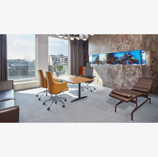 Poltrona direzionale rivestita in pelle imbottita con basamento a cinque razze in alluminio con ruote Grand Executive di Vitra