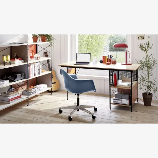 Sedia Operativa in polipropilene con base a cinque razze in alluminio Eames Plastic Armchair PACC di Vitra