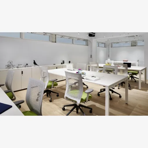 Sedia Operativa con schienale in plastica con motivo a fori che offre grande libertà di movimento e flessibilità ID Air di Vitra